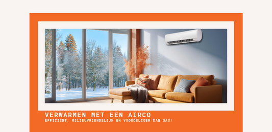 Afbeelding van een woonkamer met een airco aan de muur die verwarmt. Door de grote ramen is een besneeuwd winterlandschap te zien