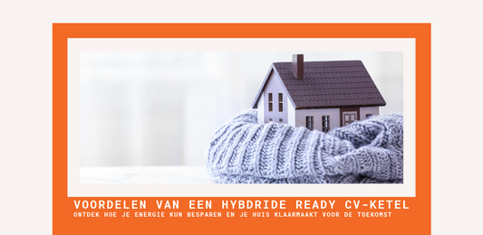 Miniatuur huis omwikkeld met een warme trui, benadrukt energie-efficiëntie en comfort, met de tekst 'Voordelen van een hybride-ready cv-ketel'