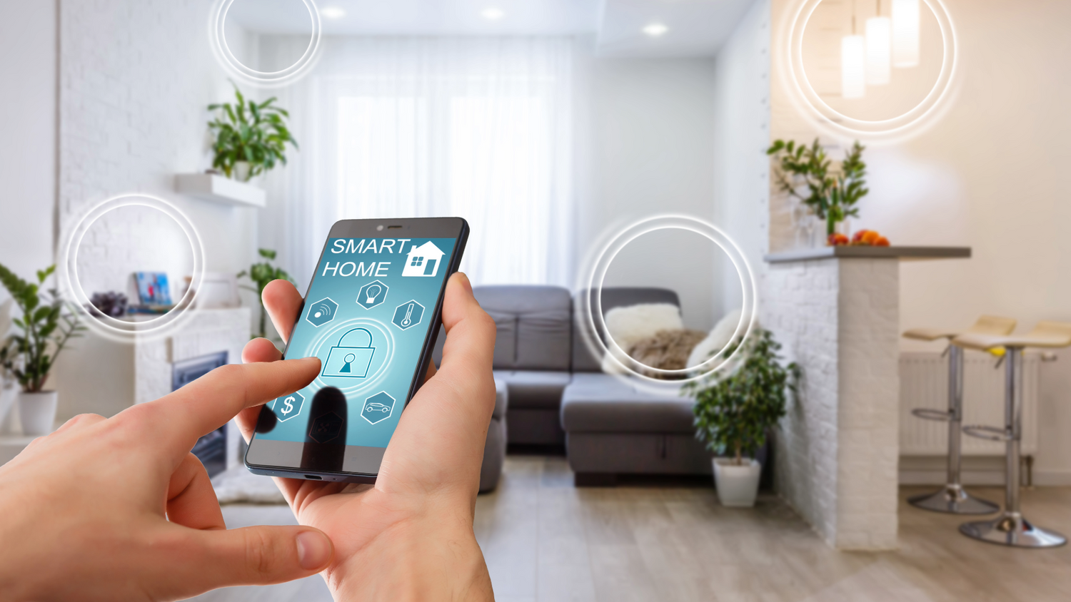 Afbeelding met een smart home op de achtergrond. Op de voorgrond de aansturing van slimme apparaten via de app op een smartphone. 